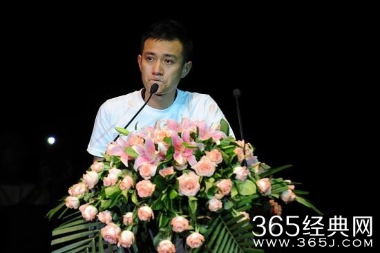 文章将跨界担纲电影导演