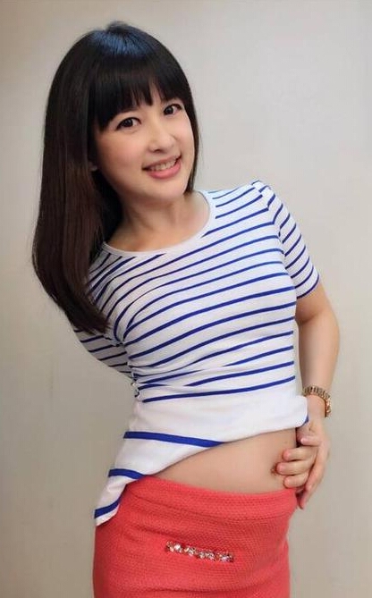 女主播挺5个月孕肚播报努力憋血憋尿