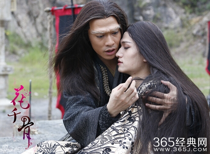 《花千骨》是怎么接住单春秋三掌的？救花千骨的是白子画吗？