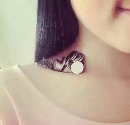 锁骨放硬币 秀身材