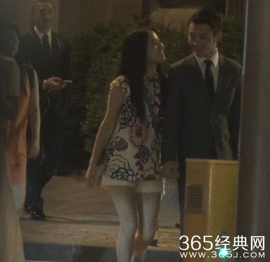 叶璇与男子亲密搭肩