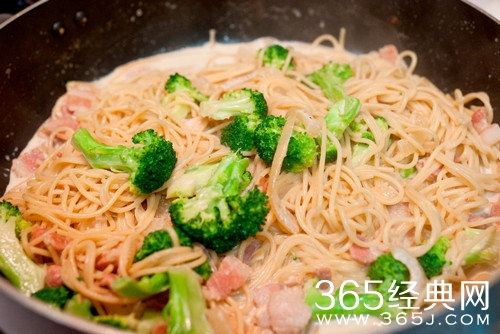 青花椰菜培根义大利面