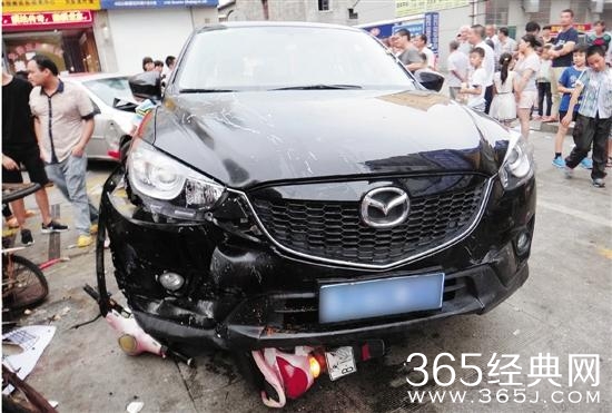 女司机高跟鞋被卡住油门当刹车,小学门口连撞6人