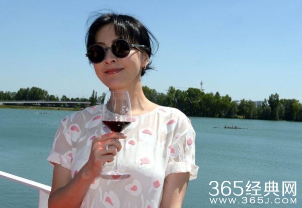 刘嘉玲变身商界女强人 自创葡萄酒品牌