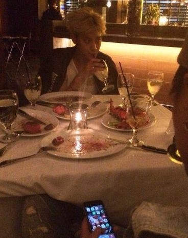 黄子韬频遭粉丝偶遇抓拍