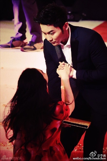 范冰冰下跪求婚 冰晨恋虐死单身狗