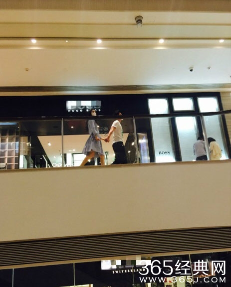 李晨范冰冰牵手逛街 网友:说好跪榴莲呢？