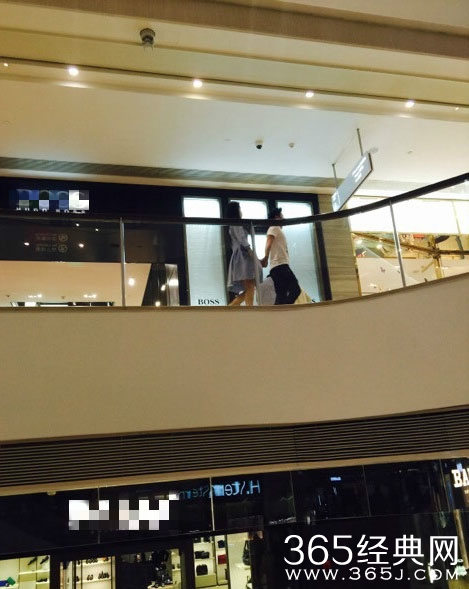 李晨范冰冰牵手逛街 网友:说好跪榴莲呢？