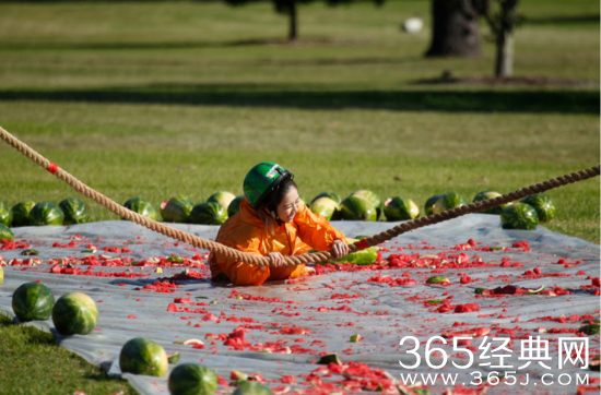 邓紫棋录《极速前进》拼命三娘换上西瓜鞋