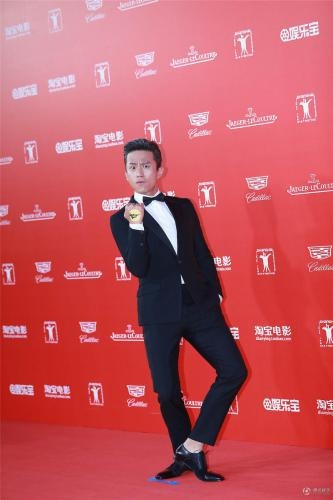 邓超上影节红毯搞怪