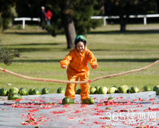 邓紫棋录《极速前进》拼命三娘换上西瓜鞋