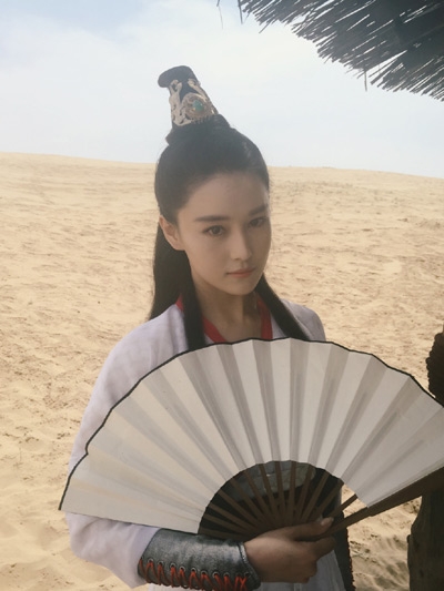 张馨予新剧照曝光 成风流美少年