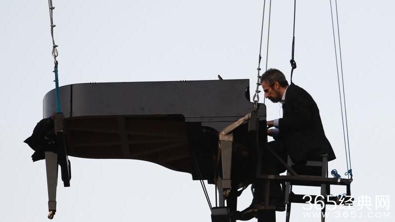 巴西艺术家空中弹琴展才艺