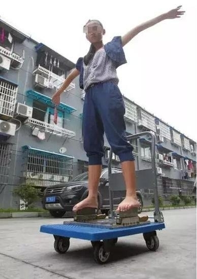 温州13岁女孩赤脚踩刀刃走江湖