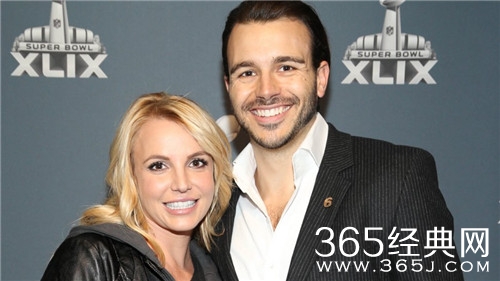 小甜甜布兰妮再单身 怒删与查理昔日恩爱照