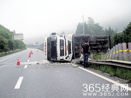 大货车为躲小狗侧翻损失32万