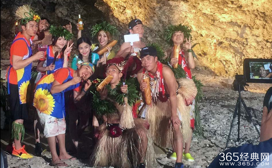 柳岩录制《跑男》节目 大秀事业线