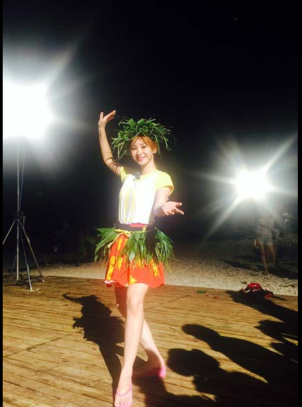 柳岩录制《跑男》节目 大秀事业线