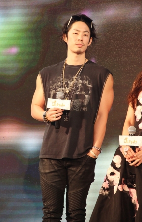 吴建豪亮相《道士下山》 秀肌肉称妩媚仅限电影