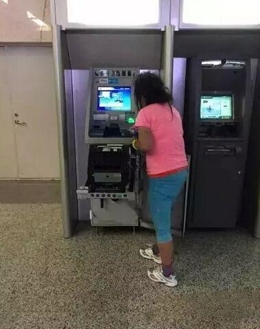 一女子手拆提款机 到底什么仇什么怨
