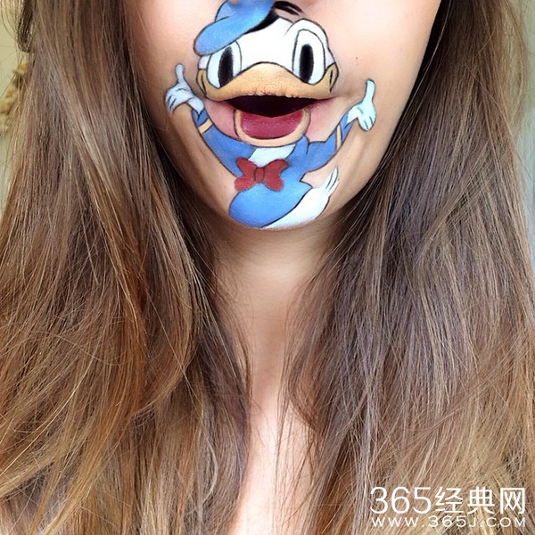 艺术家嘴唇上创作卡通人物惟妙惟肖