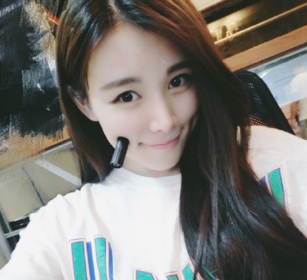 酒窝夹笔盖新技能 城里人真会玩