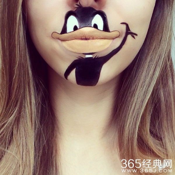 艺术家嘴唇上创作卡通人物惟妙惟肖