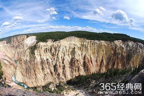 当你跌到谷底时，你只能往上，不能往下