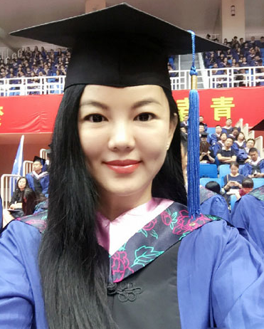 李湘晒硕士毕业照 辣妈变甜美女学生