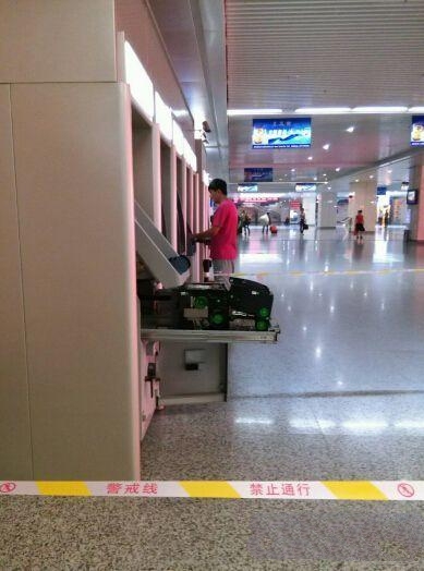 一女子手拆提款机 到底什么仇什么怨