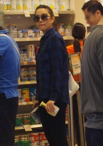 甄子丹小姨子便服上街 为女儿选购日用品