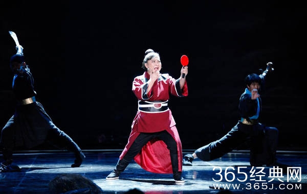 在《喜剧人》第八期比赛中，贾玲遭遇滑铁卢，成全场最后一名，对贾玲来说这个排名给她这期的比赛造成了一定的压力，不过面对闺蜜的自责，贾玲也是豁然安慰。虽有压力，但是贾玲依旧全力备战。这次贾玲再次挑战古装题材，演了一出经典的木兰从军。