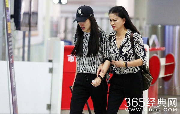 2015年06月26日，北京，刚刚在25日于上海与刘翔离婚后的葛天在妈妈陪同下凌晨现身北京机场，疑似是葛天父亲的男士也到机场接机。葛天与母亲一现身便遭到等在机场的媒体围堵，面对记者们不停追问其在朋友圈发的言论是否暗指刘翔有出轨行为等问题，她一直低头疾走不予回应，随着媒体问题越来越多，葛天的情绪完全崩溃，忍不住哭个不停，跟在她身边的母亲忙着保护爱女，连称她现在十分难过，不要再问了。