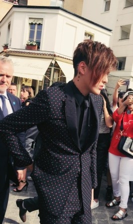 吴亦凡长刘海造型亮相 遭网友吐槽：杀马特