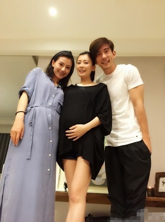 大肚贾静雯不着急结婚 想在产后再当新娘