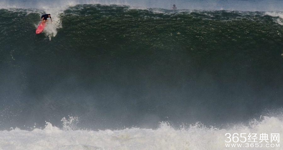 英国冲浪员从近9米高浪峰跳落惊魂一刻