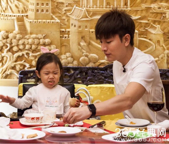 《爸爸回来了》甜馨演技爆发哭戏表情魔性 贾乃亮变严厉