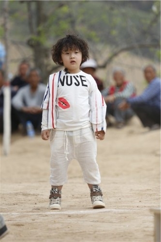 《爸爸去哪儿3》邹市明儿子尽显吃货本色哭喊：我饿怎么办