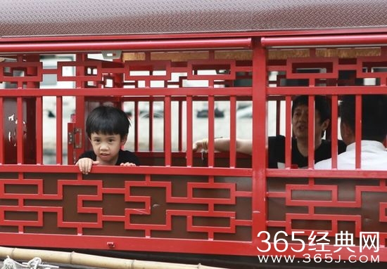 《爸爸回来了》郑钧带娃体验民俗