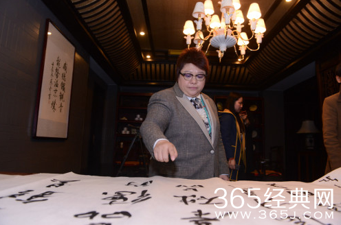 韩红一头黄发素颜会友 坐姿豪放烟不离手