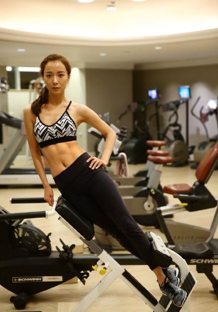 王珞丹晒腹肌照:运动是为了更好的吃