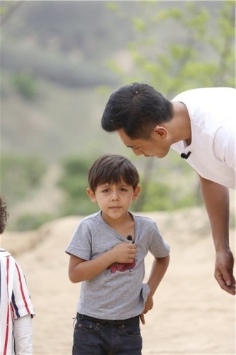 《爸爸去哪儿3》邹市明儿子尽显吃货本色哭喊：我饿怎么办