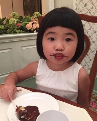 曹格爱女Grace爱漂亮 巧克力酱当口红涂嘴(