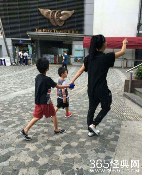 张柏芝带两个儿子香港游玩