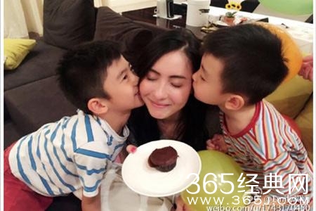 张柏芝带两个儿子香港游玩