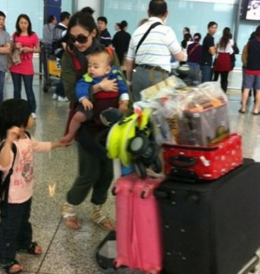 张柏芝带两个儿子香港游玩