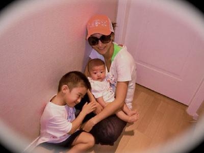 张柏芝带两个儿子香港游玩