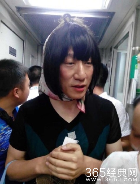 孙红雷男扮女装涂红唇造型雷人