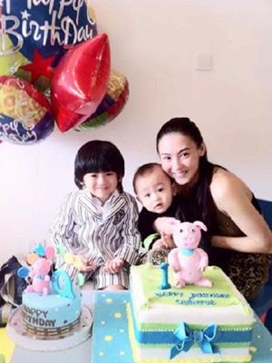 张柏芝带两个儿子香港游玩