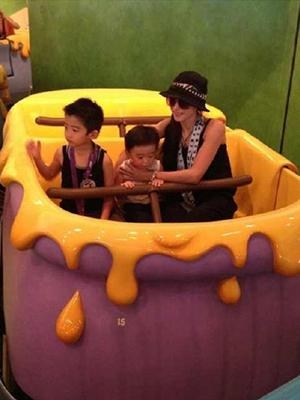 张柏芝带两个儿子香港游玩